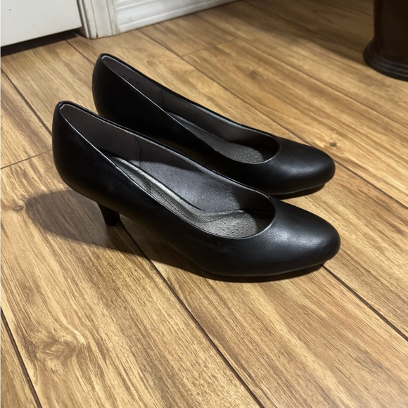 Life Stride Classic Black Pumps - Picture 1 of 13